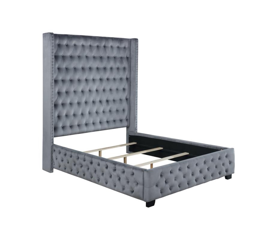 Cama King con respaldo alto tapizada en gris de Rocori