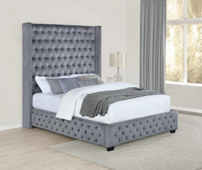 Cama King con respaldo alto tapizada en gris de Rocori